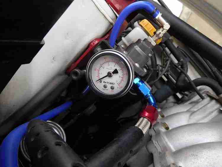 how to use a fuel pressure tester