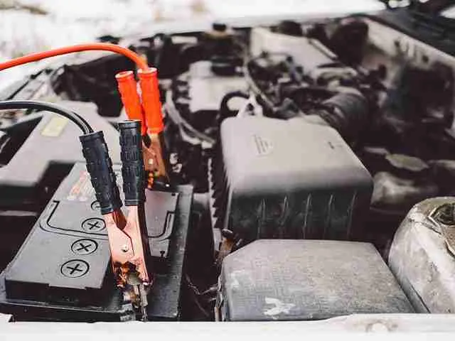 cómo limpiar los terminales de la batería del coche con vinagre