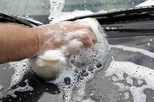 posso usar sabão em pó para lavar meu carro