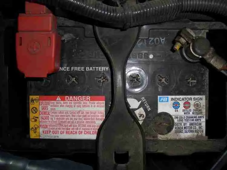 How to Tell Positive and Negative On a Car Battery?