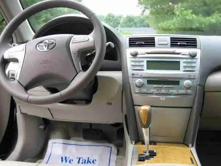 Comment réparer un tableau de bord collant sur votre Toyota Camry