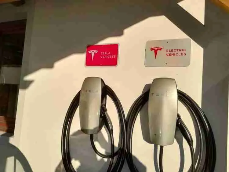 Costo para instalar un cargador de casa Tesla