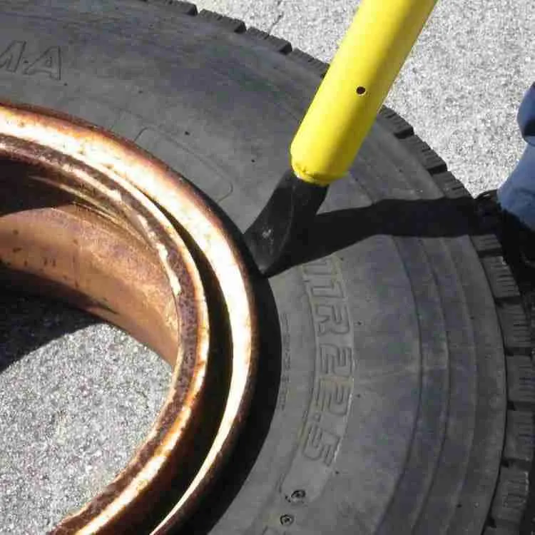 Comment casser la perle sur un pneu