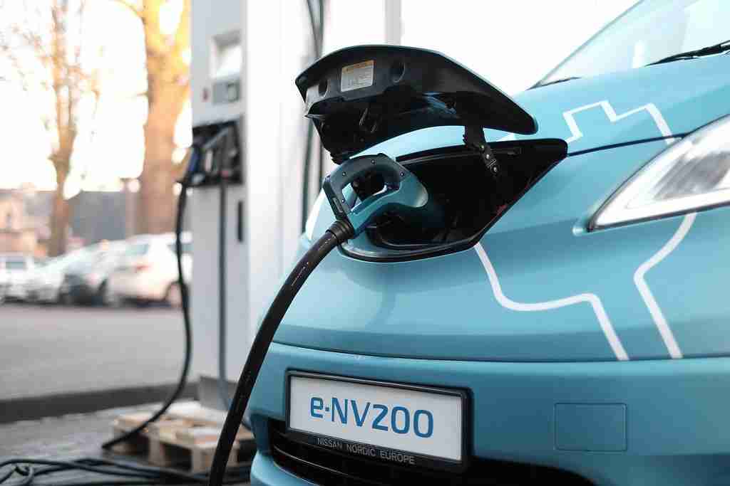 Do electric cars need oil change?